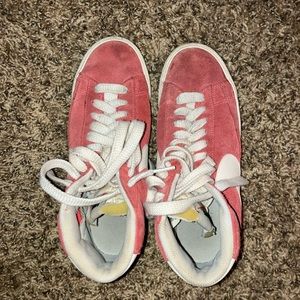 Red Nike Blazers🏮🩸

Size 6.5

Good condition super soft and comfy